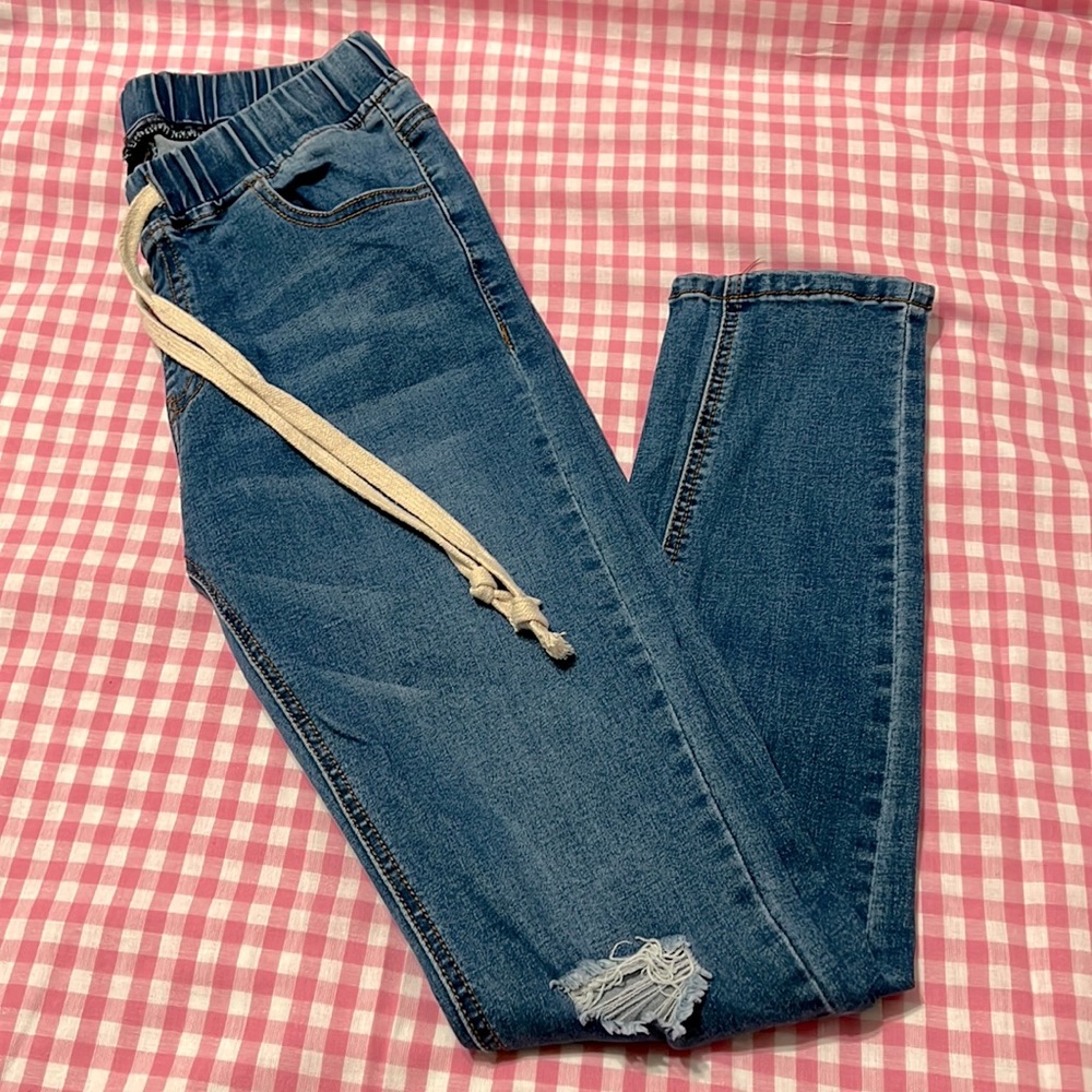 Jeggings with distressing